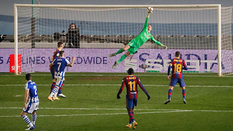 Thủ thành Barca cứu thua khó tin ở Siêu cúp