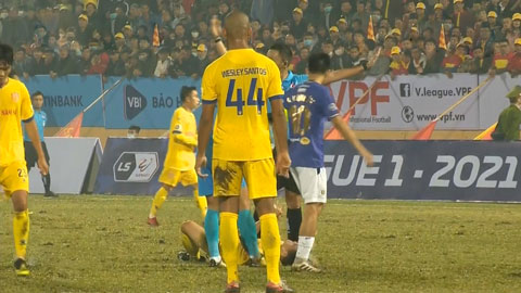 Cận cảnh pha va chạm khiến Anh Quang nằm sân ( Nam Định 2-0 Hà Nội)