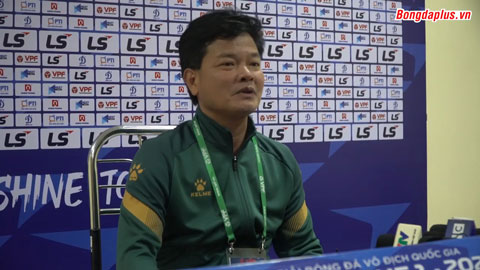 HLV Nguyễn Văn Sỹ (Nam Định): Hà Nội kém thì đừng đổ mặt sân