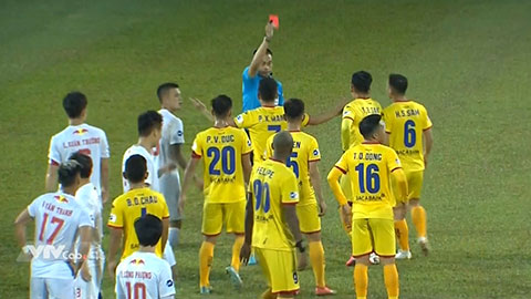 Bá Sang nhận thẻ đỏ rời sân (HAGL 0-1 SLNA)