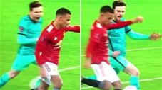 Mặc kệ hậu vệ Liverpool gào thét bên tai, Greenwood vẫn ghi bàn cho MU