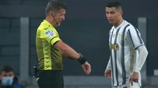 Trọng tài cười khi Ronaldo đòi xem đồng hồ