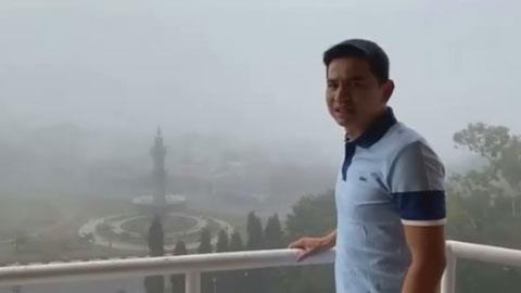 HLV Kiatisak chúc Tết NHM, khoe clip sương mù phố núi Pleiku