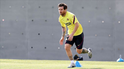 Messi biến đồng đội thành những gã hề trên sân tập