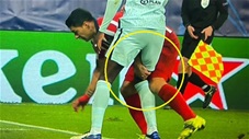 Luis Suarez lại gây bão khi cấu cầu thủ Chelsea, bị gọi là xấu xa