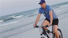 Văn Lâm và bạn gái đạp xe trên biển