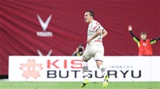 Sao J.League vô lê thành bàn từ 40m mà không cần nhìn