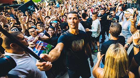 Những fan cuồng không kiềm chế được cảm xúc khi nhìn thấy Ronaldo