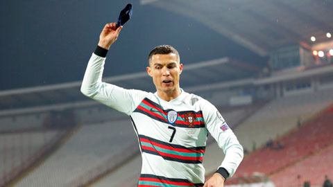 Ronaldo nổi điên vứt băng đội trưởng sau khi bị 'cướp trắng' bàn thắng