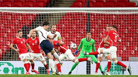 Harry Kane tắc bóng khiến thủ môn Szczesny ngã lăn quay 