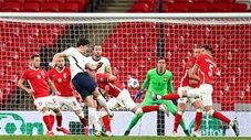 Harry Kane tắc bóng khiến thủ môn Szczesny ngã lăn quay