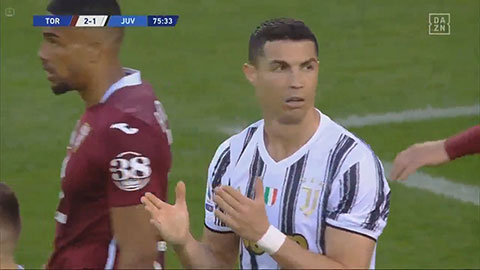 Ronaldo đệm bóng lên trời ở cự ly hơn 4 mét