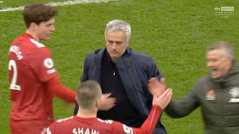 Luke Shaw và HLV Solskjaer ăn mừng trước mặt Mourinho