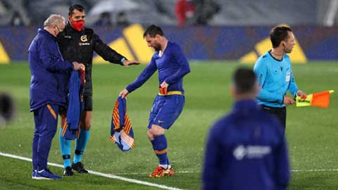 Messi run cầm cập, phải thay áo giữa chừng trận gặp Real