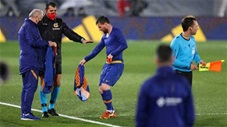 Messi run cầm cập, phải thay áo giữa chừng trận gặp Real