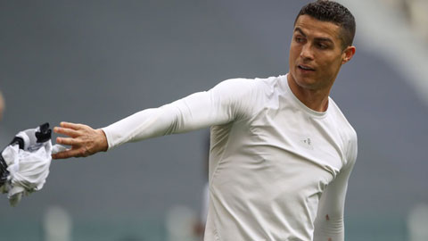 Ronaldo ném áo đấu sau trận thắng Genoa trước khi vào đường hầm