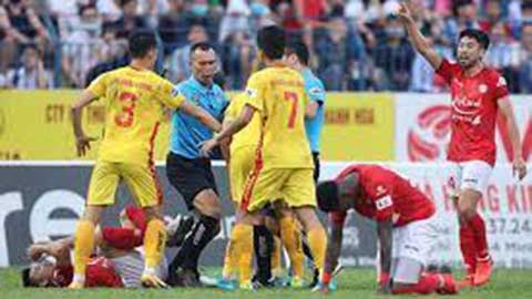 Cầu thủ TP.HCM và Thanh Hóa đè sấp nhau ngay trên sân khiến khán giả bật cười