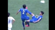 Cầu thủ Trung Quốc vô-lê khiến đồng đội vỡ mặt