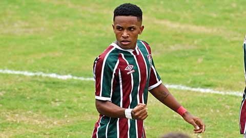 Sao trẻ 17 tuổi Brazil một mình cân cả đội bạn để ghi bàn