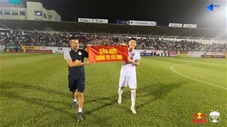 Trung vệ Kim Dong Su và trợ lý của Kiatisak thể hiện tình cảm với bầu Đức