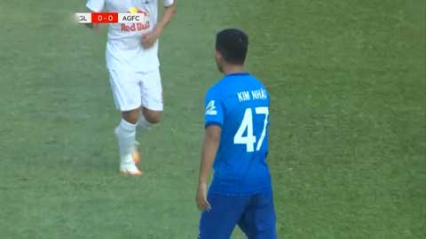 Kim Nhật đảo chân sút vọt xà ngang đối thủ (HAGL 0-0 An Giang)