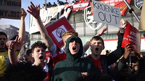 Hàng nghìn CĐV Arsenal biểu tình ngoài SVĐ Emirates phản đối ông chủ Kroenke