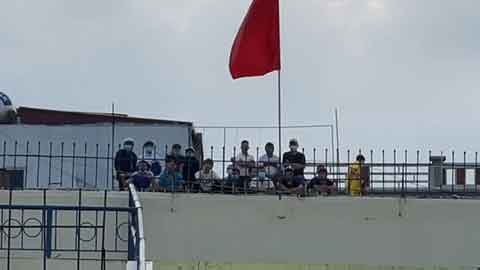 CĐV Thanh Hoá trèo lên tầng cao nhà kế sân vận động để xem HAGL và Kiatisak đấu Thanh Hoá