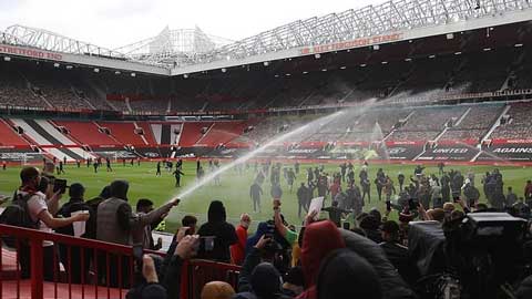 CĐV tràn vào sân Old Trafford khiến trận MU vs Liverpool bị hoãn