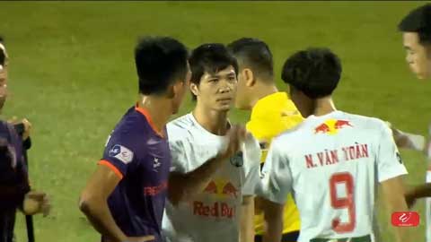 Công Phượng ném chai nước qua đầu trọng tài khi bị phạt thẻ 