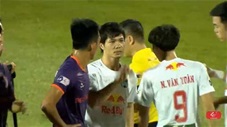 Công Phượng ném chai nước qua đầu trọng tài khi bị phạt thẻ