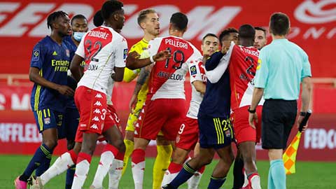 Trọng tài rút 4 thẻ đỏ sau khi cầu thủ Monaco và Lyon tẩn nhau
