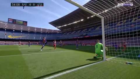 Carrasco và Suarez vây hãm khung thành Barca