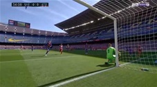 Carrasco và Suarez vây hãm khung thành Barca