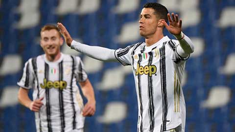 Ronaldo đảo chân khiến cầu thủ Sassuolo ngã lăn quay 