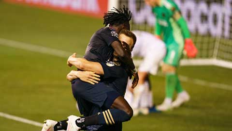 Thủ môn kiến tạo cho đồng đội từ gôn nhà