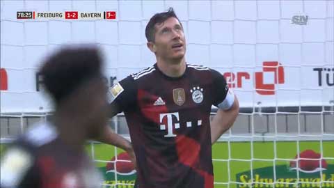 Lewandowski bỏ lỡ cơ hội không tưởng trước khung thành trống