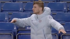 Timo Werner nhảy siêu hài trên khán đài sau chiến thắng trước Leicester