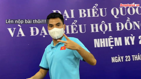 Tiền vệ Phạm Đức Huy cực ngầu khi đi bầu cử