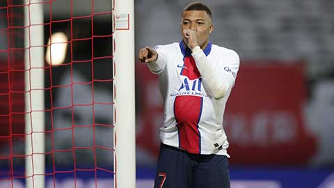 Mbappe rê bóng qua thủ môn, ngã xuống đất nhưng vẫn đưa bóng vào lưới Brest