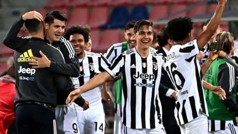 Thầy trò Andrea Pirlo ăn mừng khi chính thức giành vé dự Champions League