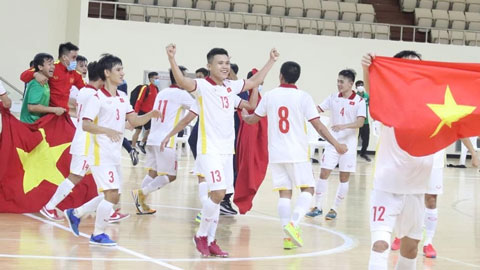 ĐT futsal Việt Nam hát 'Như có bác Hồ trong ngày vui đại thắng' trong phòng thay đồ