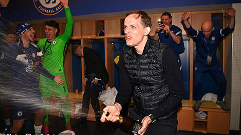 Thomas Tuchel bật champagne, Chelsea quẩy tung phòng thay đồ