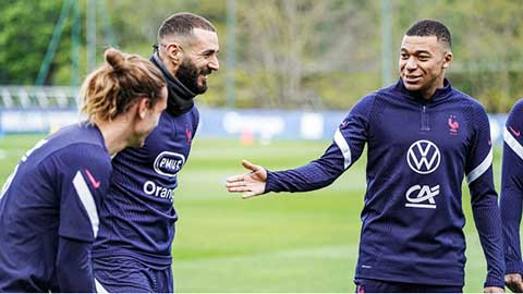 Mbappe tròn mắt nhìn Benzema ghi bàn miễn chê trên sân tập tuyển Pháp