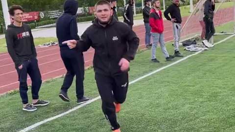 Nhà vô địch UFC hạng nhẹ Khabib ghi bàn, tự so sánh bản thân với 'Người ngoài hành tinh' Ronaldo