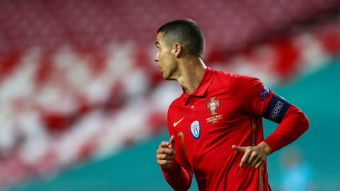 Ronaldo sút phạt siêu tệ trước Israel khiến fan ngán ngẩm