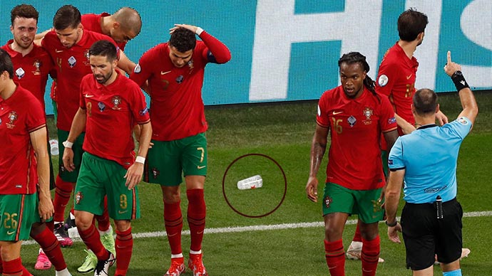 Ronaldo bị ném cốc vào người khi ăn mừng bàn thứ 109 cho ĐT Bồ Đào Nha