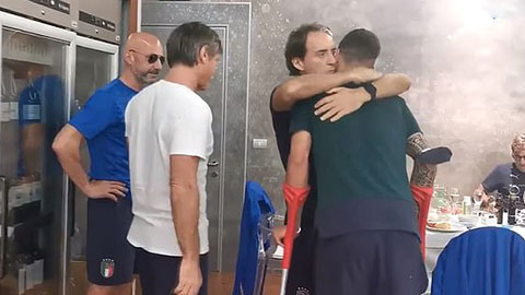 Từng cầu thủ Italia ôm hôn Spinazzola trước khi anh làm phẫu thuật