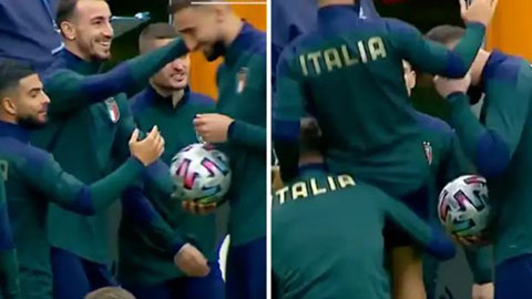Đồng đội phải nhấc bổng Insigne lên để anh bạt tai Donnarumma