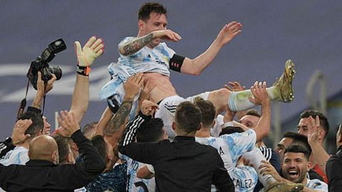 Messi được đồng đội công kênh sau khi giúp Argentina vô địch Copa Armerica