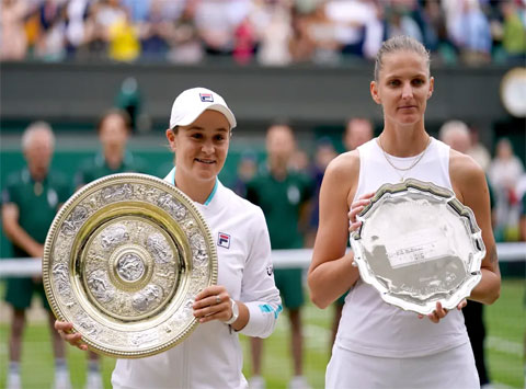 Karolina Pliskova (phải) chỉ giành ngôi Á quân Wimbledon 2021